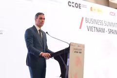 西班牙首相佩德罗·桑切斯在越南与西班牙企业论坛上发表讲话。图自越通社