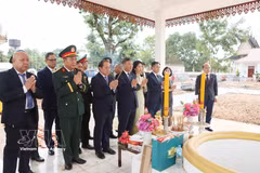 越南驻老挝大使馆与越南在老各代表机构、旅老越南人社群以及万象省有关部门在万象省老挝—越南联军遗迹区为英雄烈士举行上香和献花仪式。图自越通社