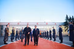越南政府总理范明政的送行仪式。图自越通社