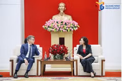 广宁市人民委员会副主席武氏梅英在广南市会见了联合国教科文组织驻越南首席代表乔纳森•华莱士•贝克。图自《广宁报》