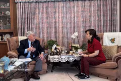 澳大利亚新南威尔士大学澳大利亚国防学院的卡尔·塞耶接受越通社记者采访。图自越通社