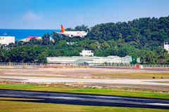 越南太阳富国航空公司9G1955号航班从胡志明市起飞后，平稳降落在富国国际机场2号跑道上。图自nhandan.vn