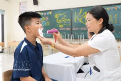 河内新学年开启前为儿童开展免费健康检查。图自越通社