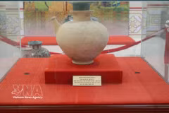 芹苴市博物馆展出的国宝——仁城陶瓷花瓶。图自越通社