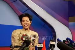 德福在赢得2025年Intervision国际音乐大赛冠军后参加新闻发布会。图自越通社