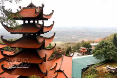 塔库山上的寺庙建筑群。图自越通社