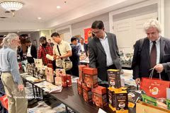 加拿大企业代表了解越南咖啡产品。图自越通社
