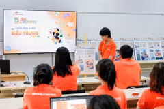 学生们使用数字技术软件进行课堂练习。图自越通社
