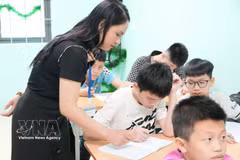 北宁省社会福利中心教师为听障儿童教学。图自越通社