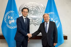 越南常驻联合国代表团团长杜雄越大使在联合国总部会见联合国秘书长安东尼奥·古特雷斯。越南常驻联合国代表团供图。
