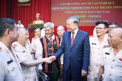 越共中央总书记苏林在河内与公安机关退休高级干部会面。图自越通社