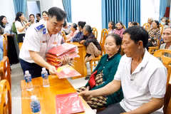 海警第3区司令部工作团向渔民赠送国旗。图自越通社