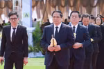 范明政总理率越南党和国家高级代表团前往老挝出席坎代·西潘敦同志追悼仪式
