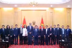 胡志明国家政治学院院长、中央理论委员会主席阮春胜和联合国主管数字技术和新兴技术事务的副秘书长兼联合国秘书长技术特使阿曼迪普·辛格·吉尔以及双方代表合影。图自越通社