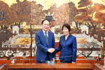 越南财政部副部长阮氏碧玉和中国国务院研究室副主任范必。图自《越南财政时报》