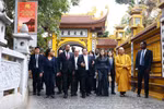 越南与埃塞俄比亚两国政府总理夫妇走访参观镇国寺