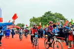 附图：题为"跨境骑行，友谊同行"的自行车友谊赛。图自越通社