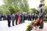 越南驻匈牙利大使馆同匈牙利佐洛埃格塞格市政府在胡志明主席塑像举行敬献花篮仪式。图自越通社