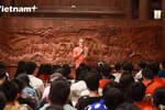 法国大使身着越南奥黛 在越南第一所大学传播法语之美