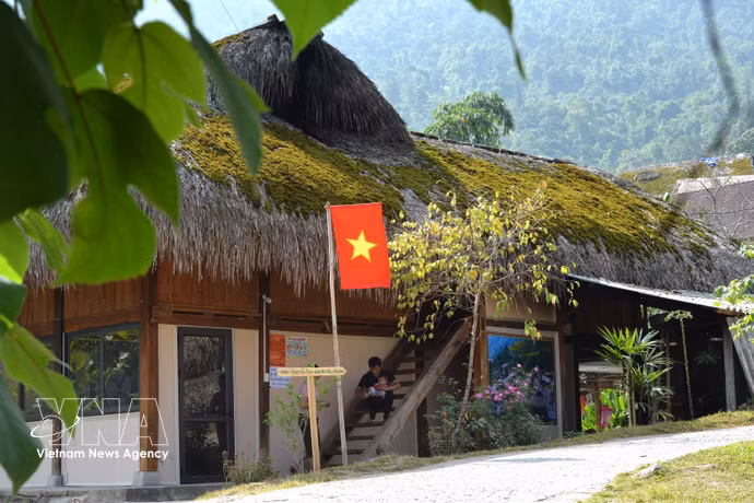 下坪村瑶族人屋顶上的苔藓之色