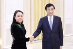 越南祖国阵线中央委员会副主席阮氏秋河与中国全国政协主席王沪宁举行会晤