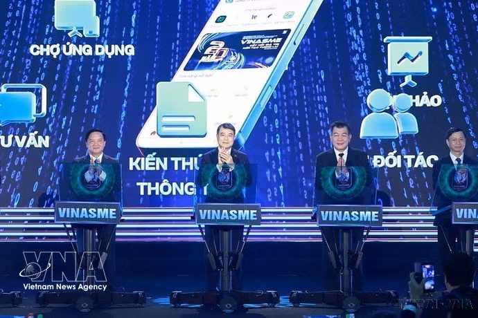越南政府总理黎明兴与与会代表共同举行越南中小企业协会数字平台上线仪式（2026年8月）。 图自越通社