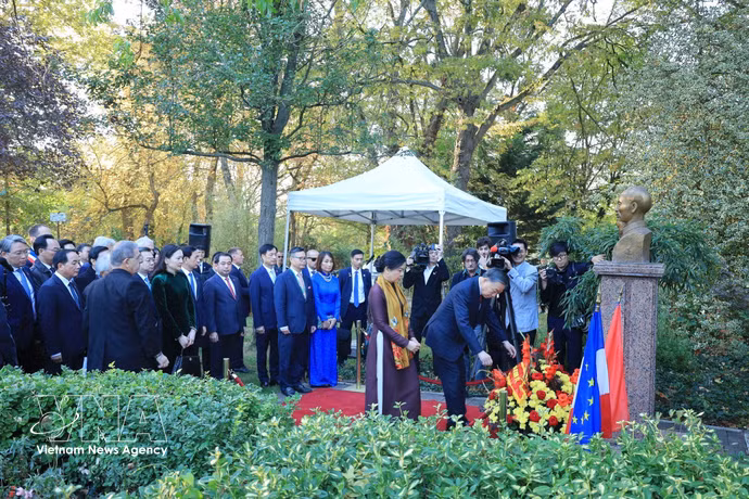 越共中央总书记、国家主席苏林在法国蒙特勒伊市胡志明主席雕像前献花。图自越通社