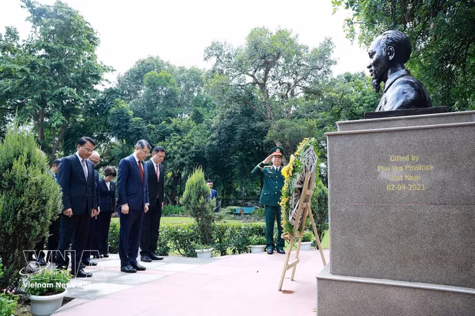 黎明兴总理向设在新德里的胡志明主席雕像上香和敬献花圈。图自越通社