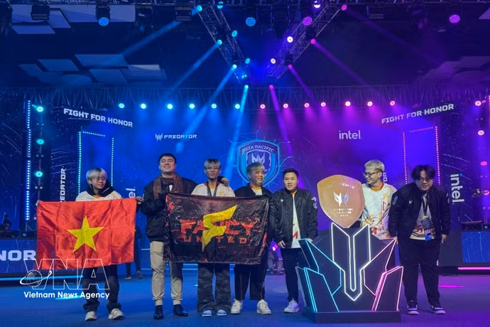 越南代表队——Fancy United Esports 战队亮相2026年掠夺者亚太电竞大赛。图自越通社