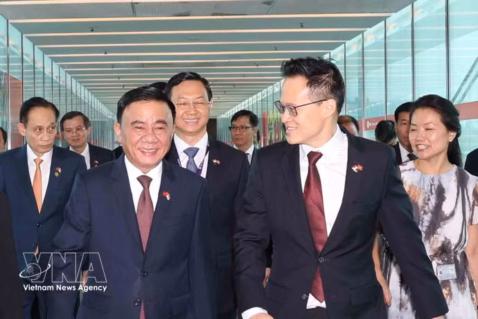 新加坡国防部政务部长朱倍庆前往机场迎接陈锦秀同志一行。图自越通社