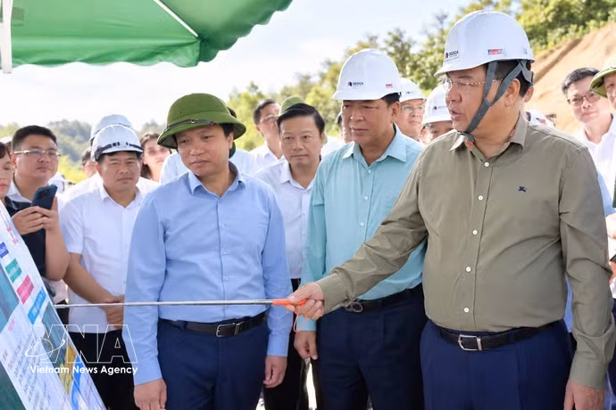 范家足副总理指导加快友谊—芝陵和同登—茶岭两条高速公路项目建设情况。图自越通社