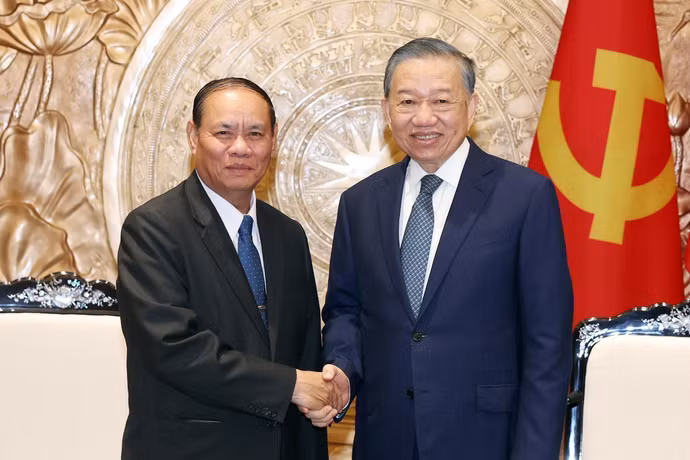 苏林总书记、国家主席会见老挝人革党中央书记处常务书记维莱·拉坎丰。图自越通社