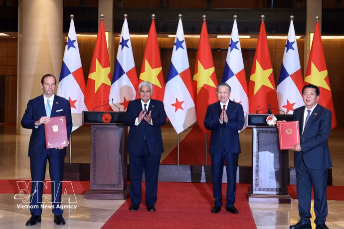越共中央总书记、国家主席苏林与巴拿马总统穆利诺共同见证双方合作文件交换仪式。图自越通社