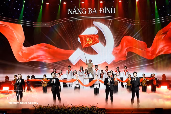 “巴亭之光”政论性文艺晚会。图自越通社