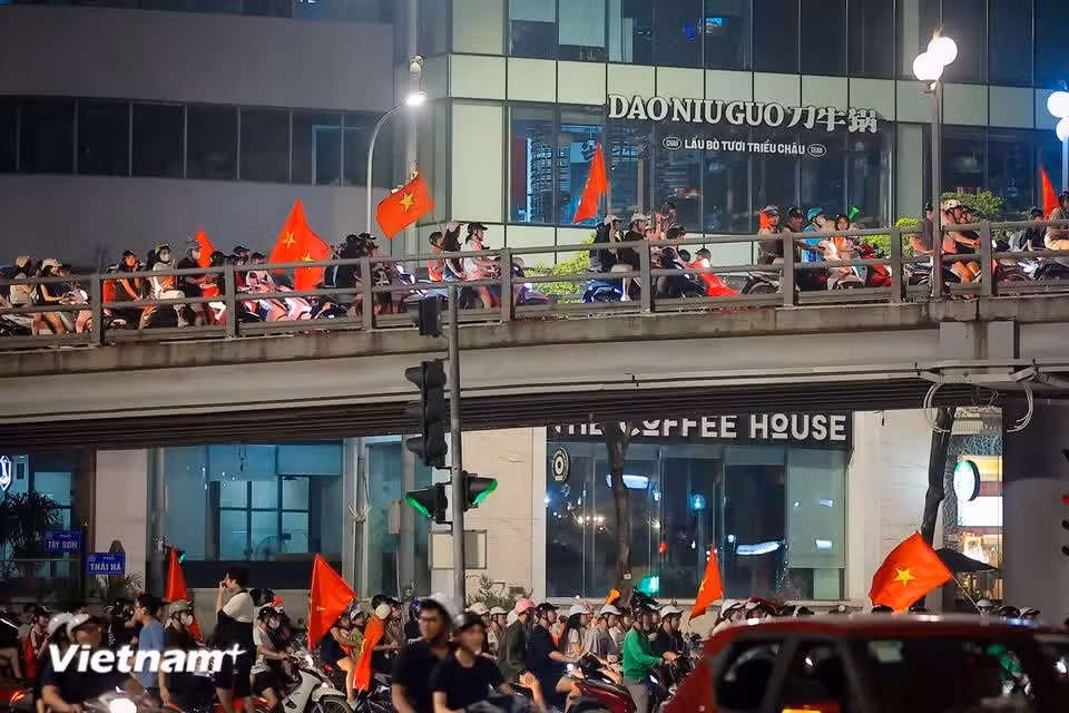 河内不眠之夜：鲜艳的国旗映衬着各条街道 庆祝越南队夺冠。图片来源：Vietnam+
