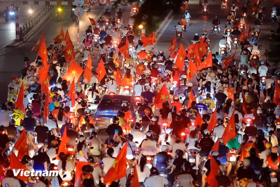 国旗的鲜红色染红了金莲隧道区域。图片来源：Vietnam+
