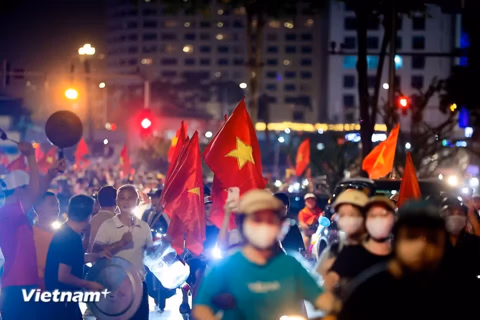 所有人怀着共同的豪迈心情，伴随着响彻夜空的呐喊：“越南冠军！” 图片来源：Vietnam+