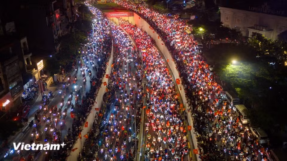 终场哨声响起时，宣告越南国家足球队战胜泰国队，取得一场酣畅淋漓的胜利后，首都河内瞬间沉浸在无比幸福和喜悦之中。图片来源：Vietnam+