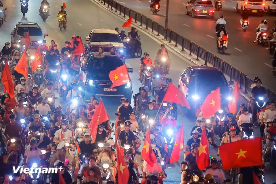 大街小巷处处洋溢着庆祝胜利的欢乐气氛。图片来源：Vietnam+