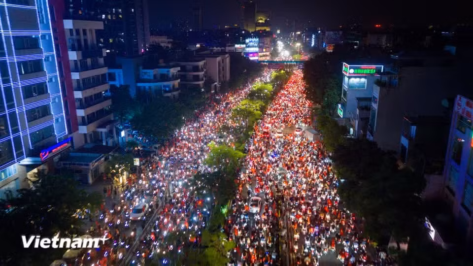 终场哨声响起时，宣告越南国家足球队战胜泰国队，取得一场酣畅淋漓的胜利后，首都河内瞬间沉浸在无比幸福和喜悦之中。图片来源：Vietnam+