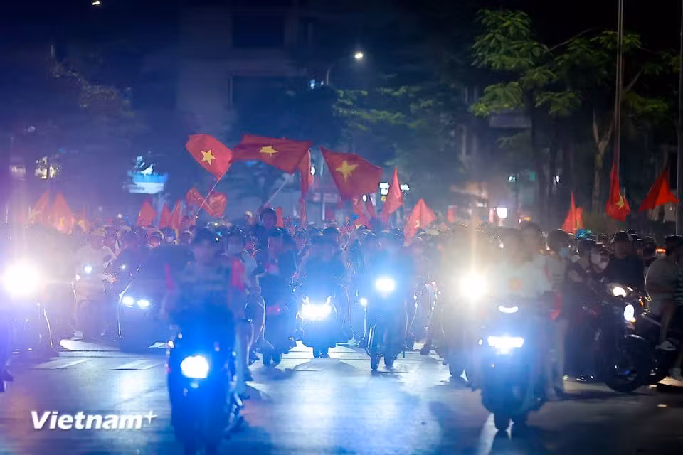 这场胜利庆祝之夜不仅是体育激情的绽放，更生动彰显了民族团结的凝聚力。图片来源：Vietnam+