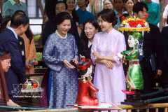 越共中央总书记、国家主席夫人同韩国总统夫人一同参观越南民族学博物馆