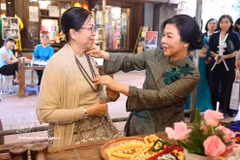 越共中央总书记、国家主席苏林夫人与缅甸总统敏昂莱夫人探访万福丝绸村