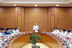 反腐败、反浪费、反不正之风工作必须按照“少说多做”的方针贯彻落实