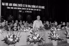 1966年12月，胡志明主席在河内举行的第四届英雄战士竞赛大会上发表讲话。图自 越通社