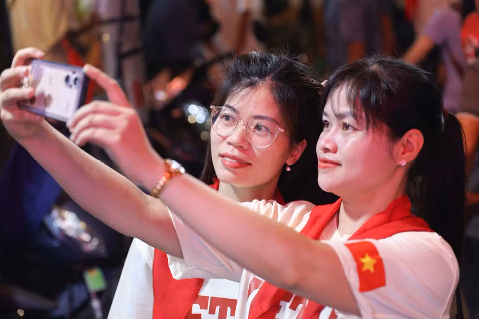 民众集中在南门街区域，等待A80盛典的阅兵式盛况。图自越通社