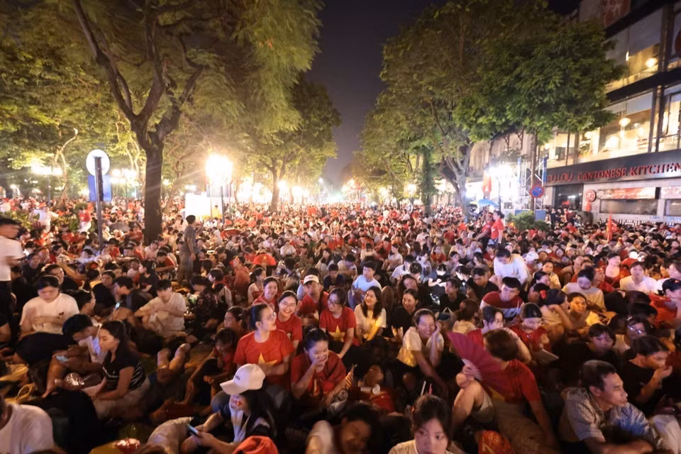 庄严神圣的氛围弥漫各处，成千上万的民众心怀激动，共同等待国庆80周年的阅兵式——这一国家节日象征着越南的和平、自由与发展。图自越通社