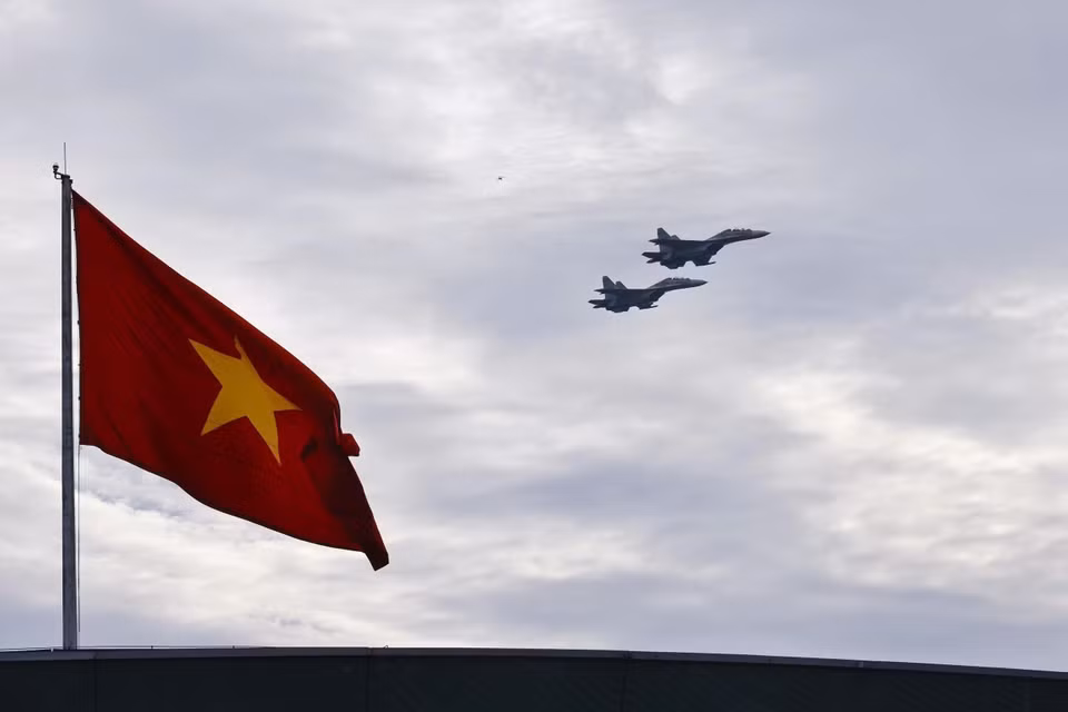 Su-30MK2战斗机在巴亭广场上空执行飞行任务。图自越通社