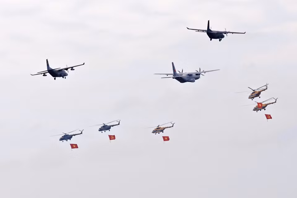 Mi-171、Mi-17、Mi-8直升机与3架Casa C-295、C-212i运输机联合编队飞越巴亭广场。图自越通社