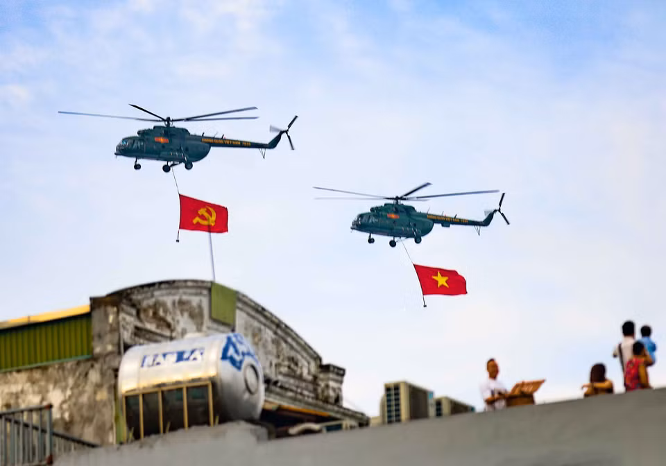 人民空军直升机编队悬挂党旗与国旗飞越河内上空。图自越通社